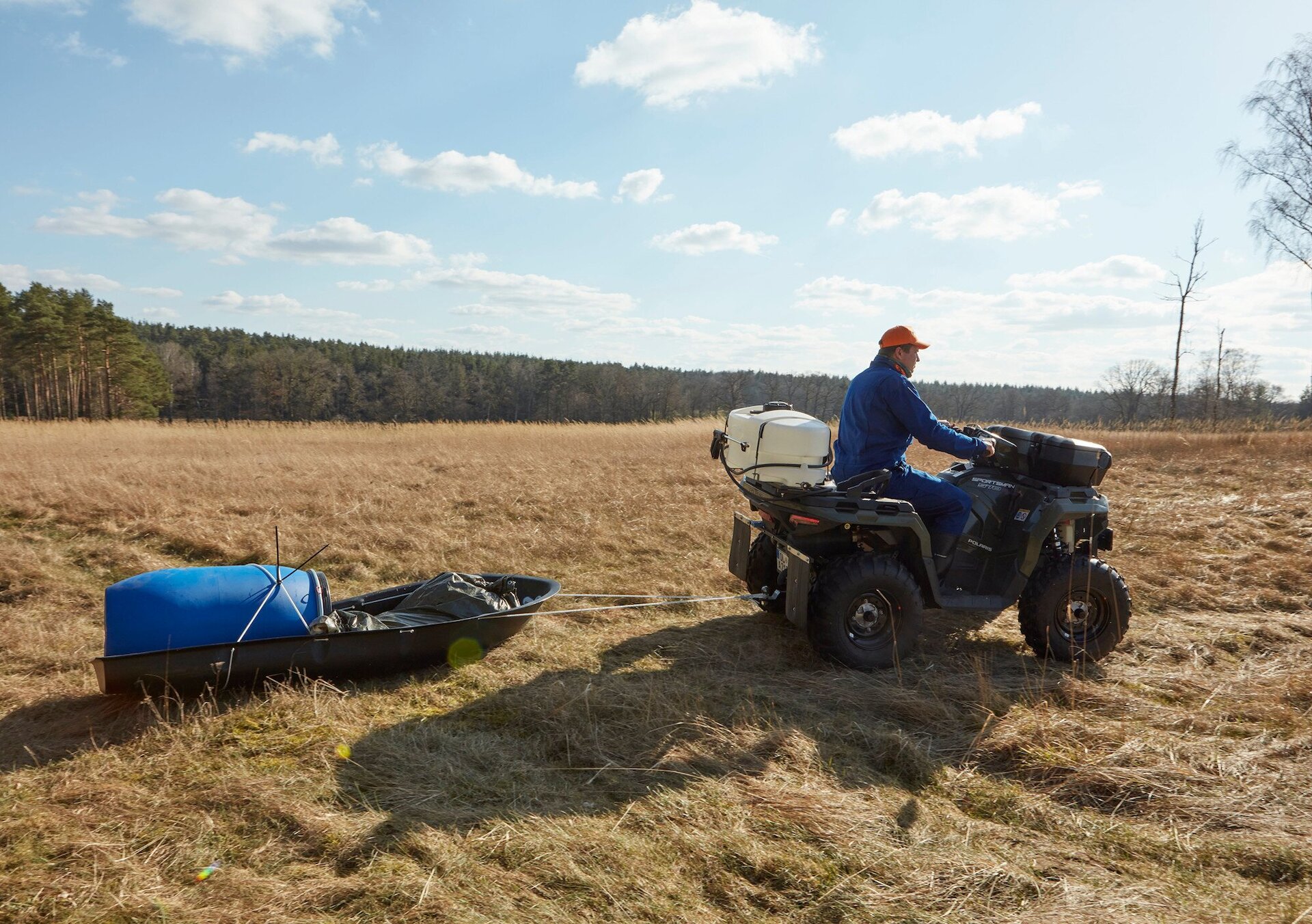 Mitarbeiter auf einem Quad
